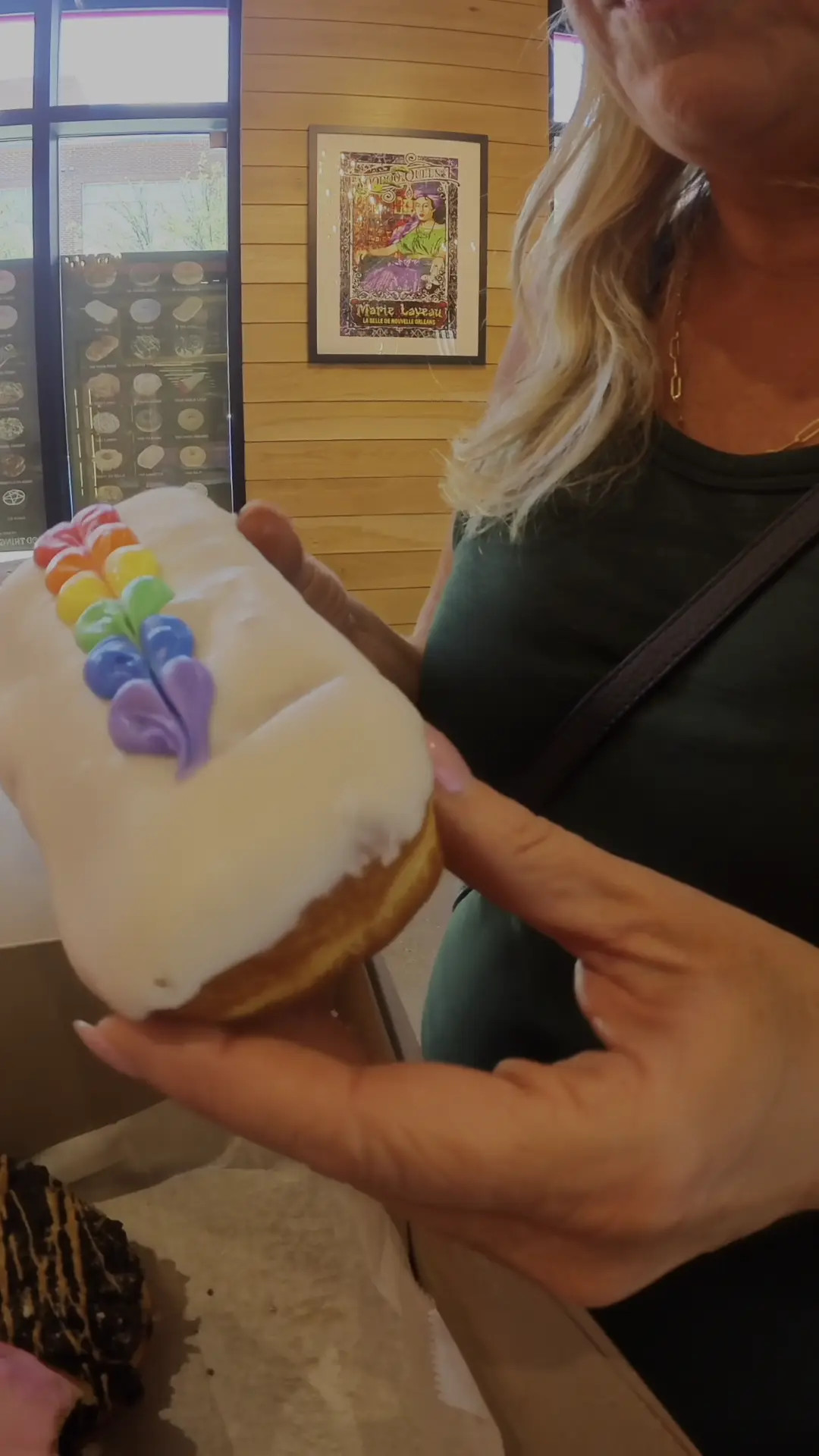 Exclusive Leak: Fionafa10 - Bites between Flights - Voodoo Donuts Review - Stream in FullHD | Hotleakxxx.com