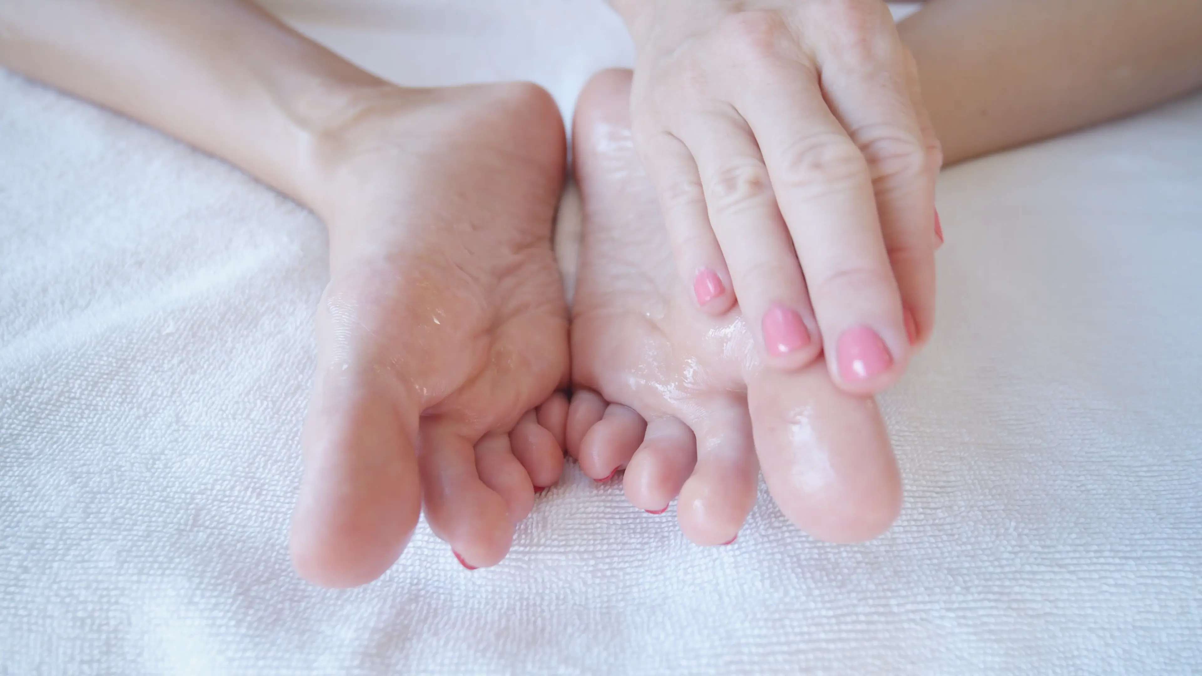 Exclusive Leak: FootjobsQueen - Oily SOLES Close Up - Stream in FullHD | Hotleakxxx.com