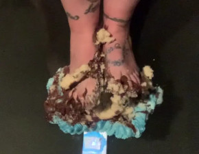 Megsxxx - First time foot sploshing