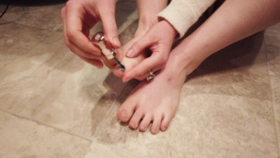 burppiggy - Painting my Toenails Blue