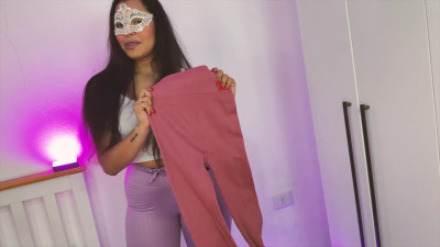 Raissa Conte - trying on gym leggings - Raissa Conte