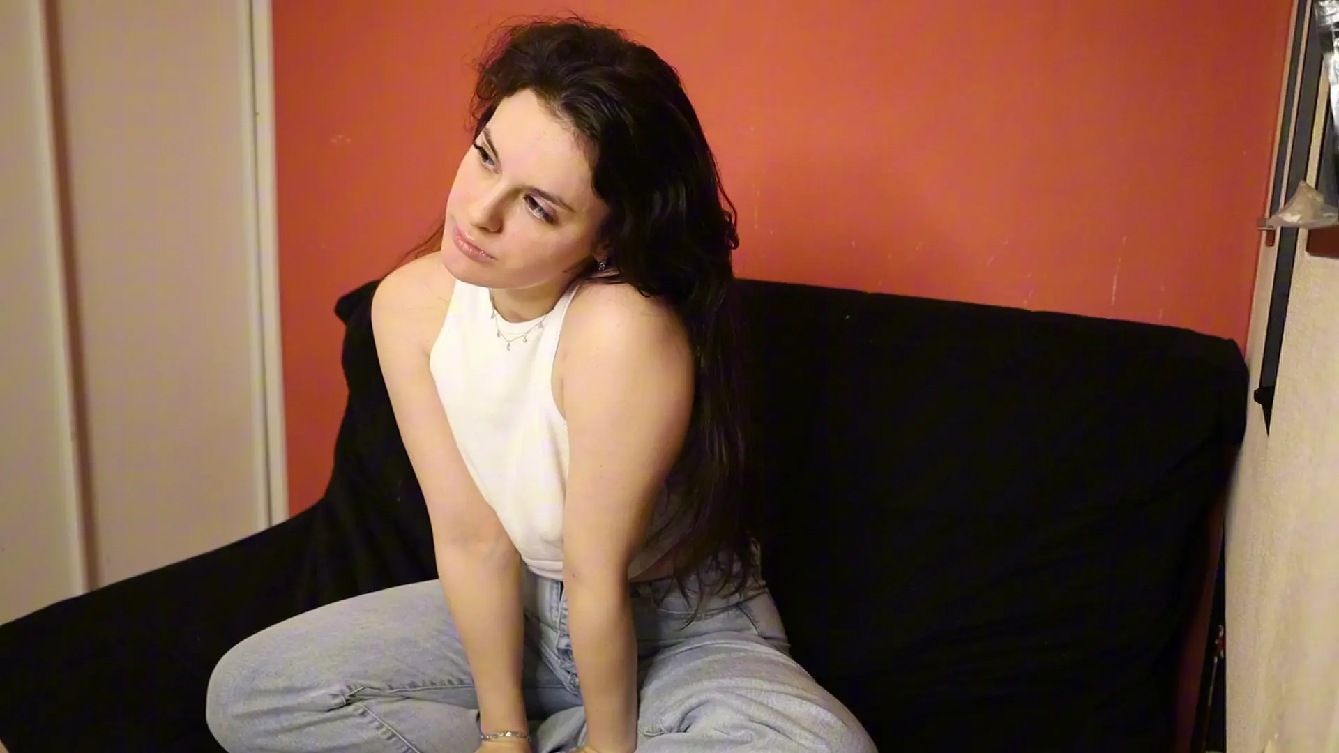 Exclusive Leak: Roni_Tailed - GODDESS IN JEANS ON A SOFA WANTS A KISS - Stream in FullHD | Hotleakxxx.com
