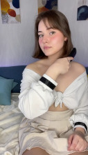 Aleksa_Bae - I enjoy to comb my hair