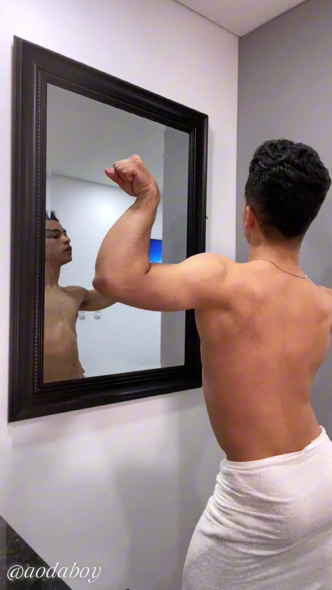 Exclusive Leak: aodaboy - Flexing in front of the mirror - Stream in FullHD | Hotleakxxx.com