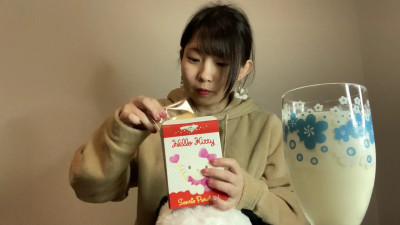 makogirl - Video of Mako eating cookies