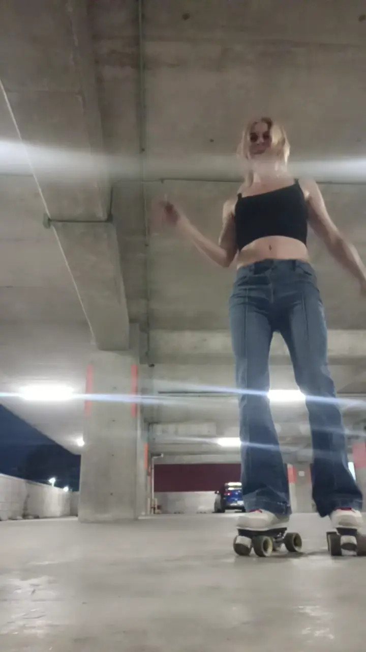 Exclusive Leak: Vero Smokes - Roller skating sweet harmony - Stream in FullHD | Hotleakxxx.com