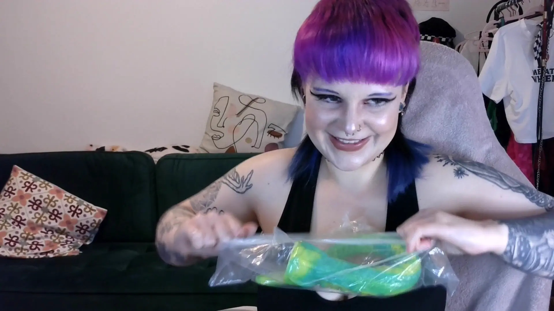 Exclusive Leak: Mommy Ruby - unbox new tentacles with me - Stream in FullHD | Hotleakxxx.com