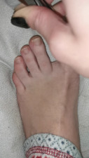 Kaytiekubix - Clipping and painting my toe nails