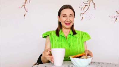 MariaOld - I eat crispy crackers with tea