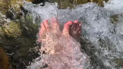 theritefeet - Feet in the creek