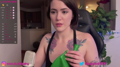StacyMoon - Inflating a big green baloon