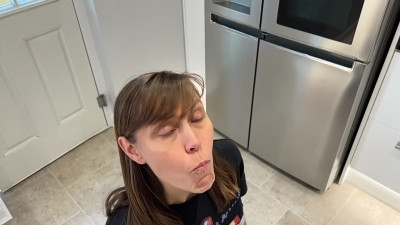 Wamgirlx - Spraying water out my mouth slow motion