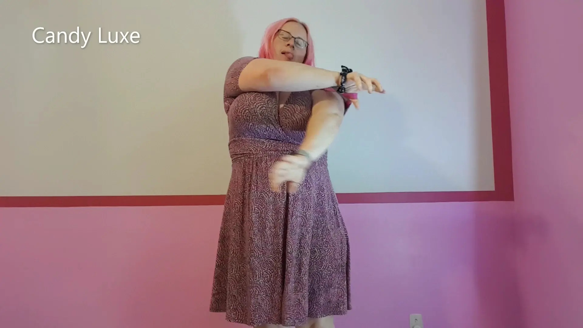 Exclusive Leak: CandyLuxe - Taking off my bra after work - Stream in FullHD | Hotleakxxx.com