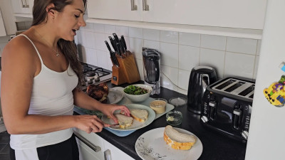 SuzySmith - Domestic Goddess : Suzy makes you a chicken sandwich