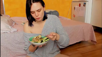 MelanieTheCat - Sweet eating