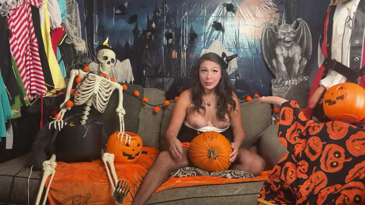 Exclusive Leak: LauraKing - Carving a Manyvids Pumpkin Topless - Stream in FullHD | Hotleakxxx.com