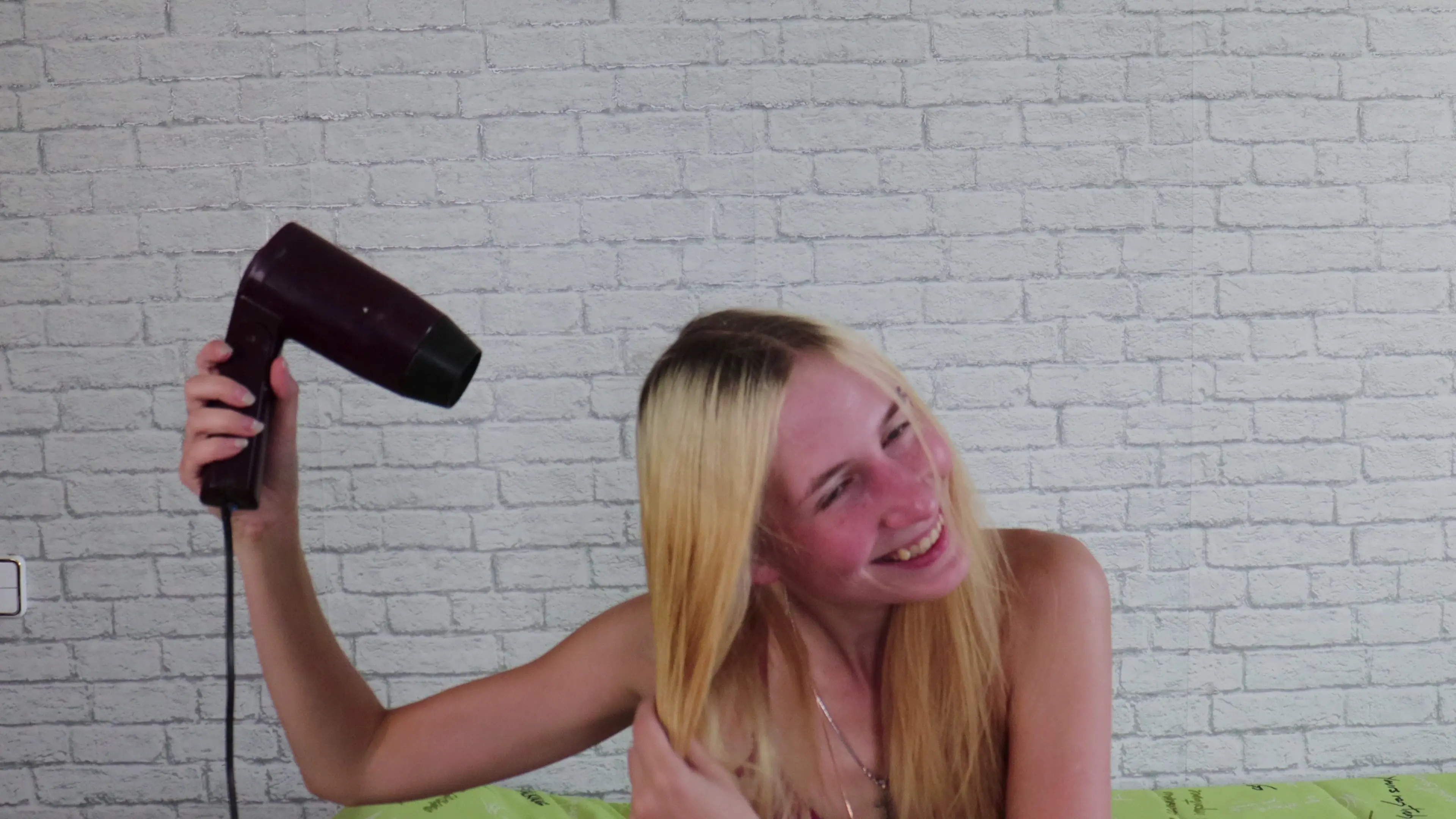 Exclusive Leak: Elizabeth_Turner - Blow-drying - Stream in FullHD | Hotleakxxx.com