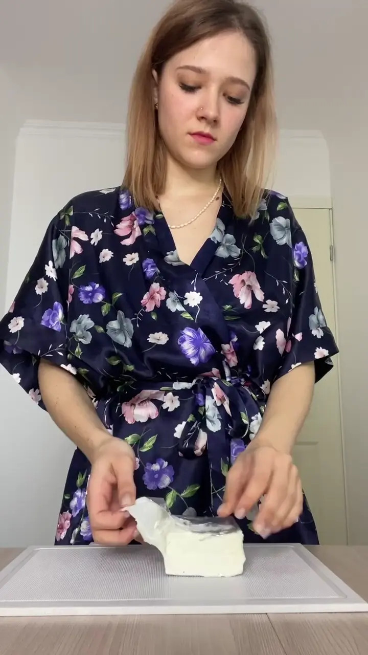 Exclusive Leak: luna_moore - Having a snack with cream - Stream in FullHD | Hotleakxxx.com