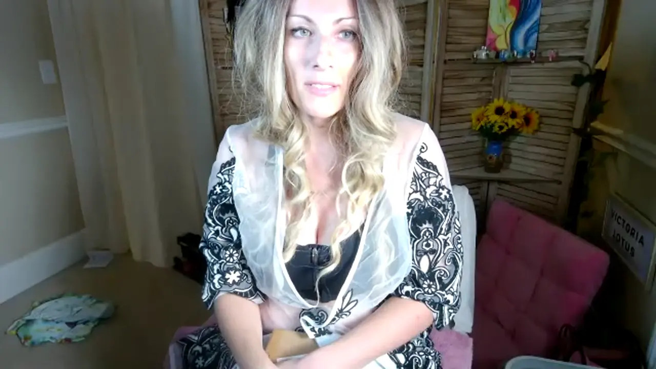 Exclusive Leak: VictoriaLotus - LIVE Unboxing New Lovense Toys - Stream in FullHD | Hotleakxxx.com