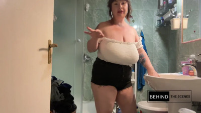 RoxanneMiller - Pin-Up Domestic Goddess: Sensual & Silly Bathroom Cleaning