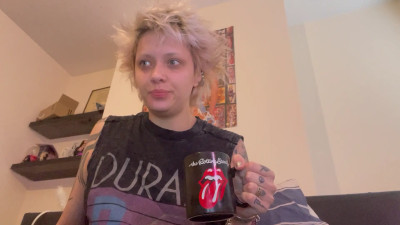 glitterqueen1999 - drinking a SFW coffee