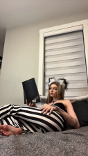 Lexi Lillies - Come read my fav book
