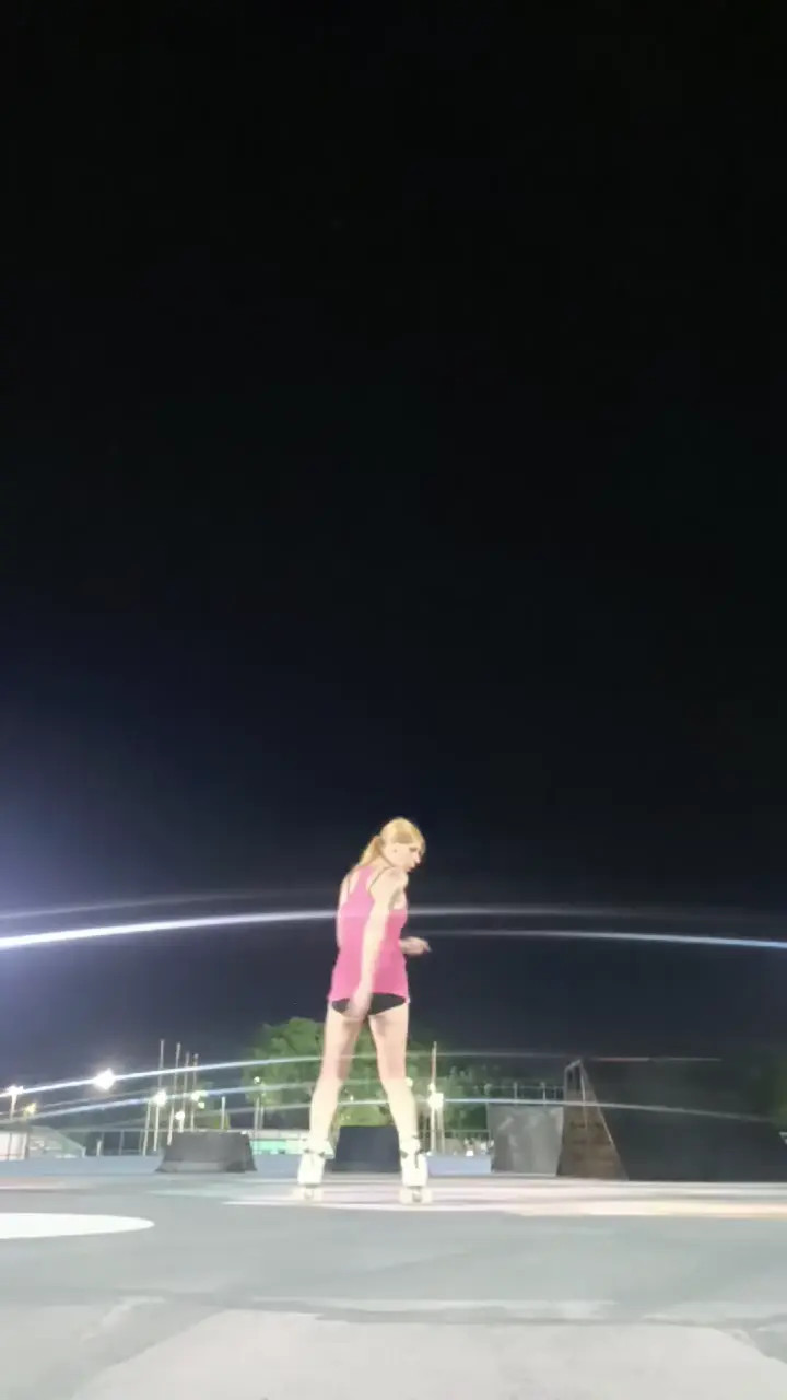 Exclusive Leak: Vero Smokes - Roller skating session - Stream in FullHD | Hotleakxxx.com