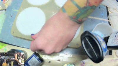 CallmeEve - Demolding handmade coasters with live moss