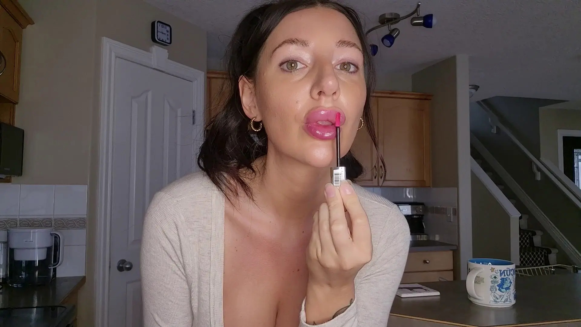 Exclusive Leak: Tattooed Temptress - FREE SFW Step-Mommy Doing Her Lip Gloss - Stream in FullHD | Hotleakxxx.com