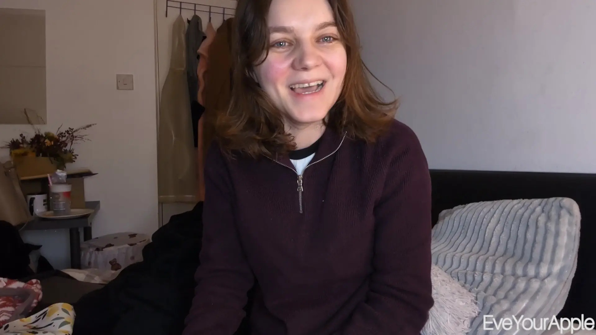 Exclusive Leak: EveYourApple - WHAT'S IN MY WORK BAG: Bartender - Stream in FullHD | Hotleakxxx.com