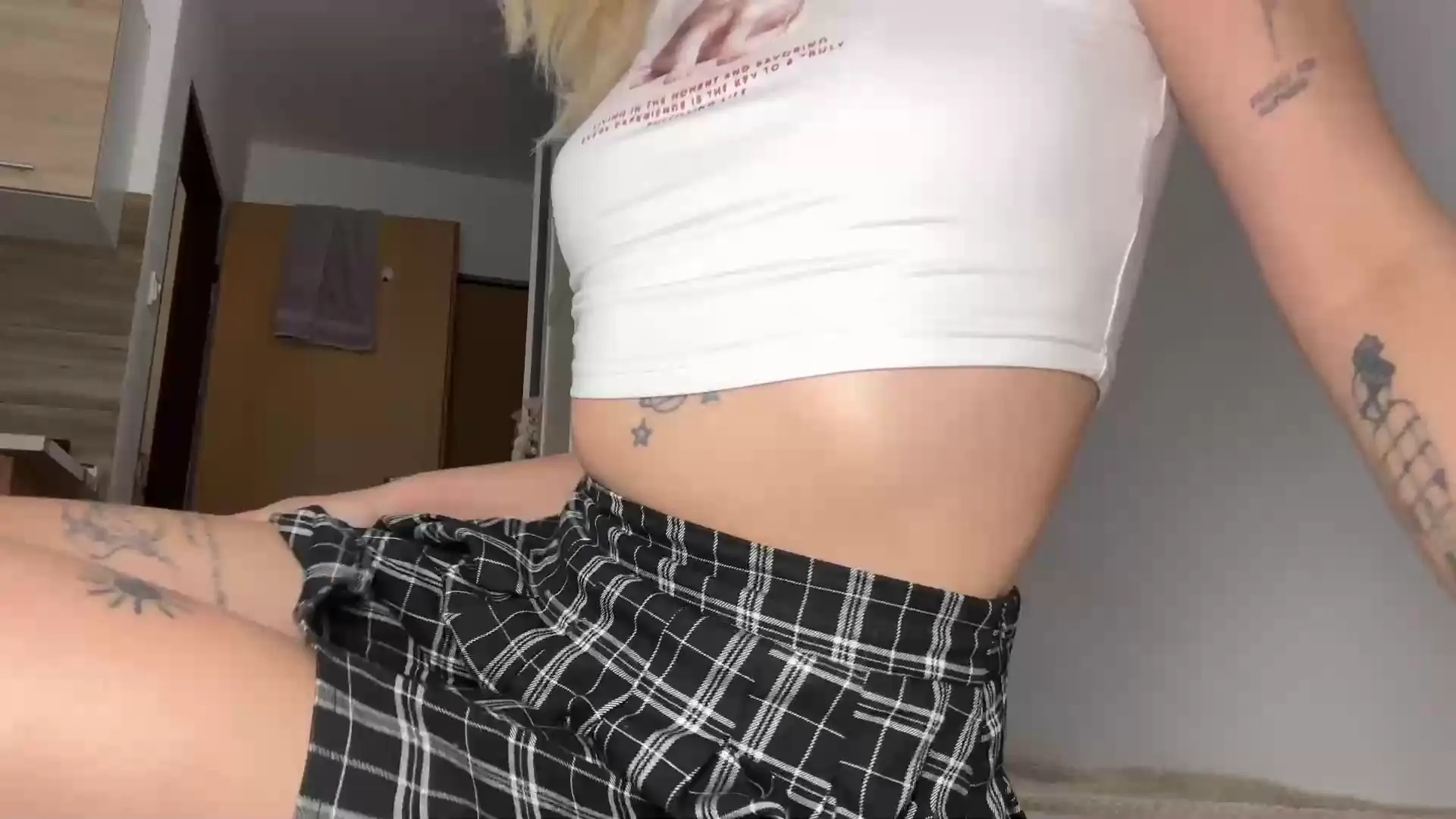 Exclusive Leak: Cute Varya - Showing off my high boots - Stream in FullHD | Hotleakxxx.com