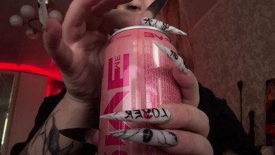 Dani_RedheaDevil - The discovery of an energy drink with long nails
