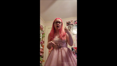 WeresMyWolf - Lip Sync of Apex Predator from Mean Girls by Pink Haired Gal