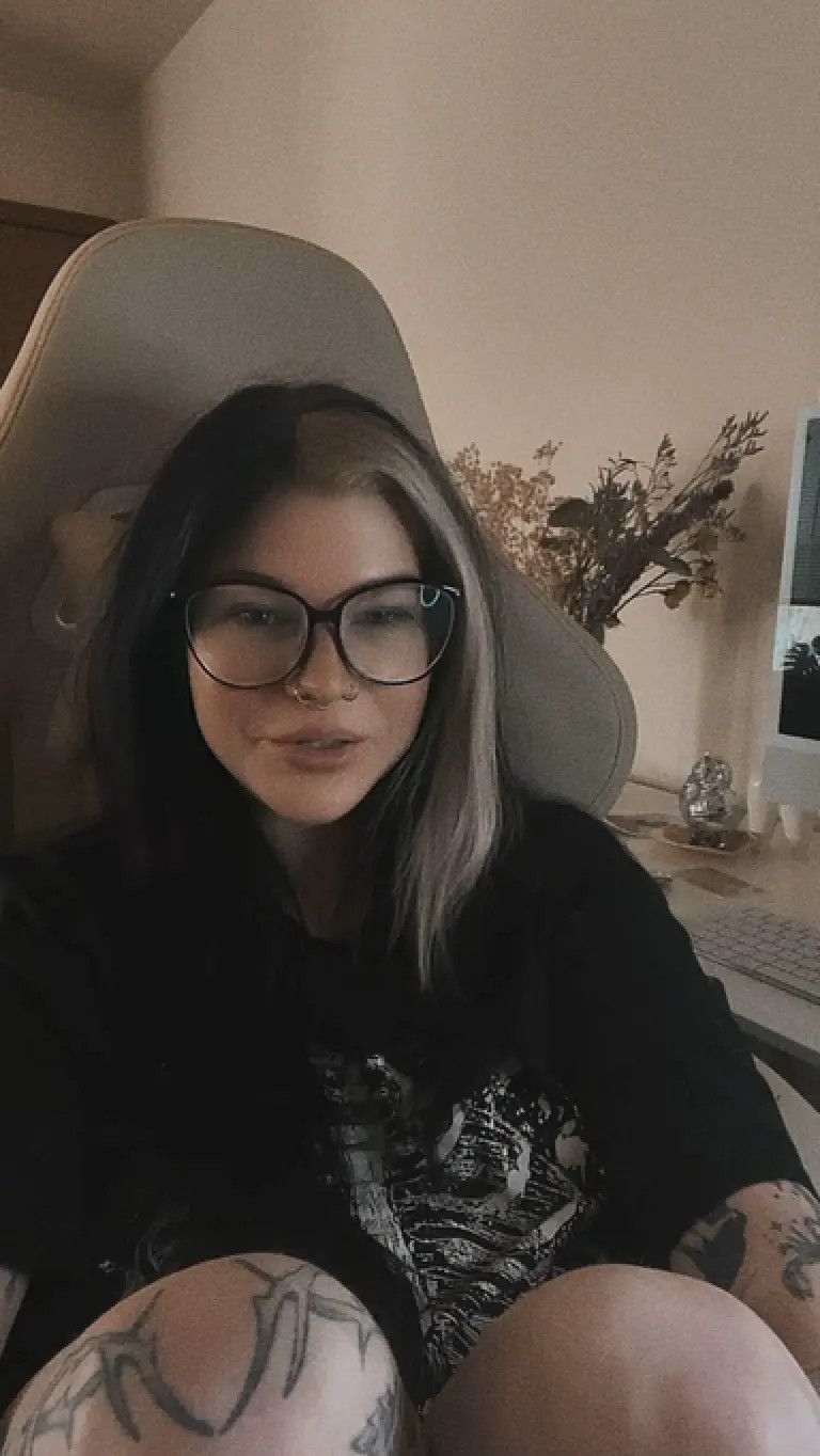 Exclusive Leak: ManicDoll - Goth ... Glasses or no - Stream in FullHD | Hotleakxxx.com