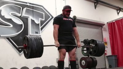 ThomasColt - Hitting big Deadlifts before the Reebok Record Breakers