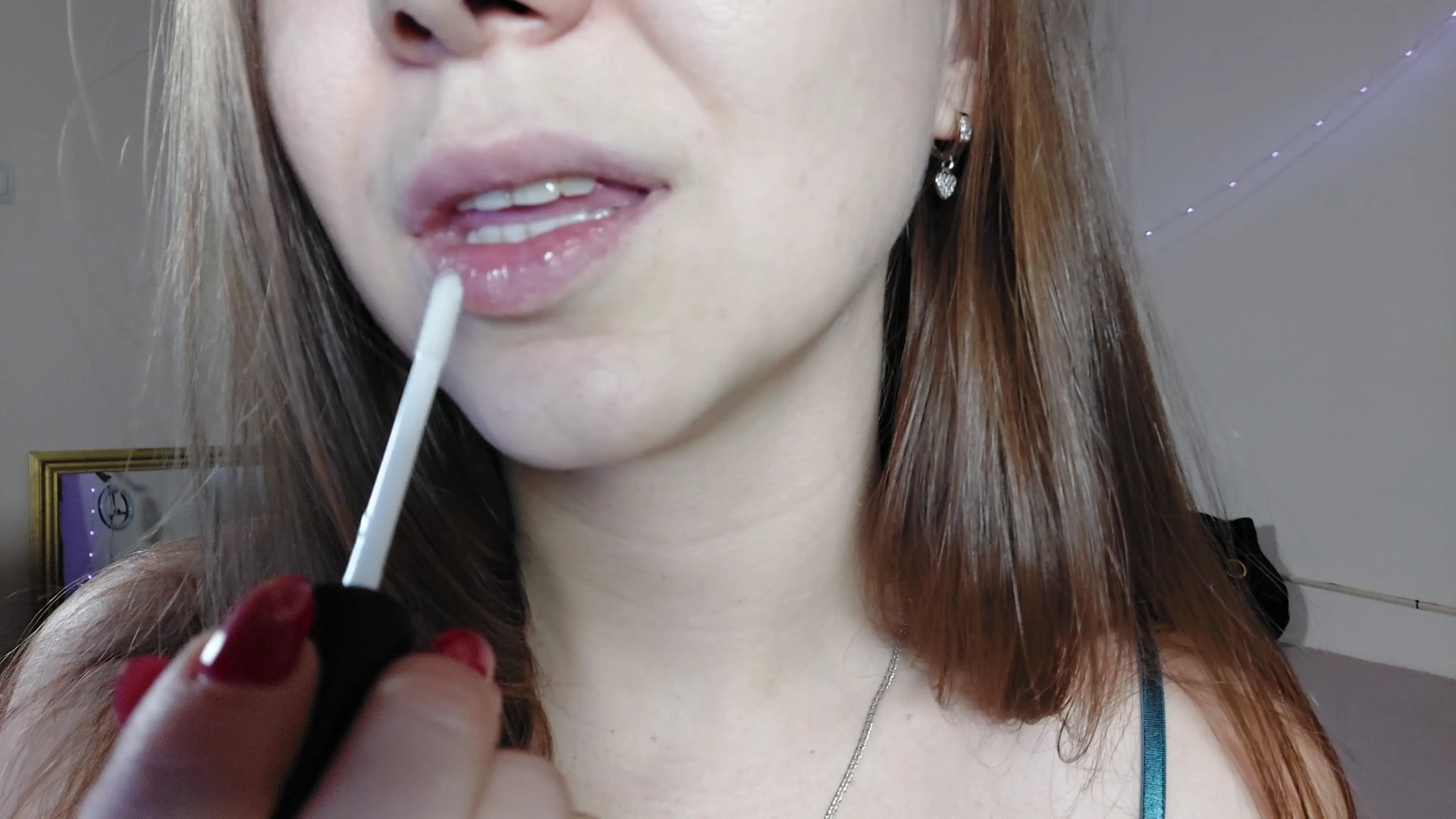 Exclusive Leak: LizaSwan - Lip Gloss Swatch Test - Soft Close-Up - Stream in FullHD | Hotleakxxx.com