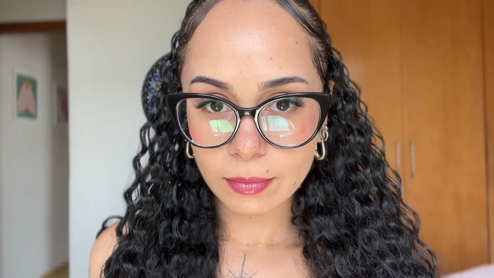 Exclusive Leak: ellaxblair - Eye Contact: Glasses ON vs Glasses OFF - Stream in FullHD | Hotleakxxx.com