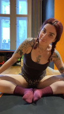 AdeleHandy - Leg stretching