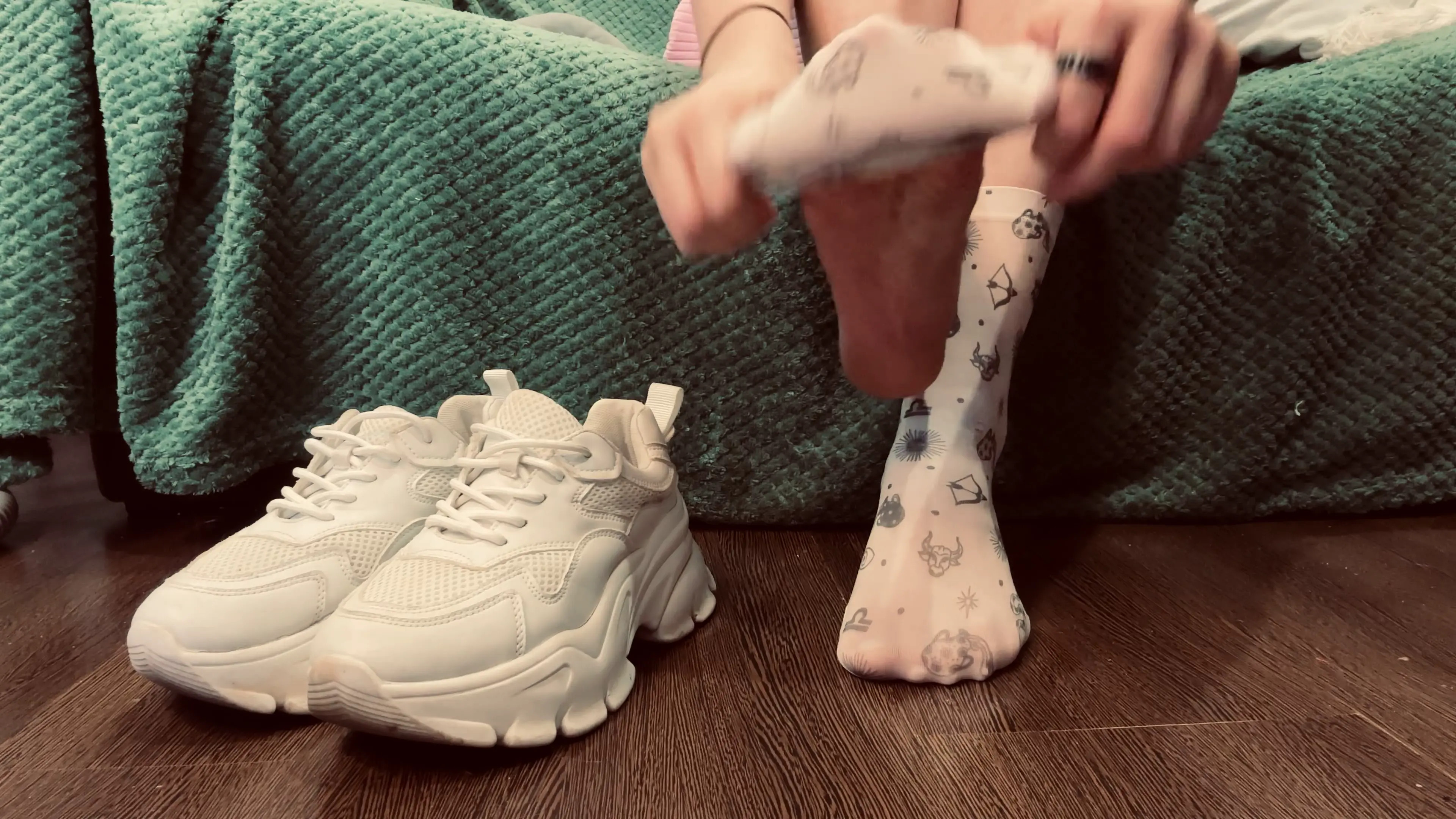 Exclusive Leak: LittleLeen - Hard to choose socks for new sneakers, which one is better - Stream in FullHD | Hotleakxxx.com