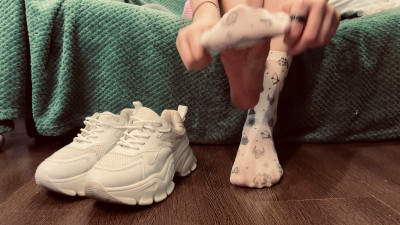 LittleLeen - Hard to choose socks for new sneakers, which one is better