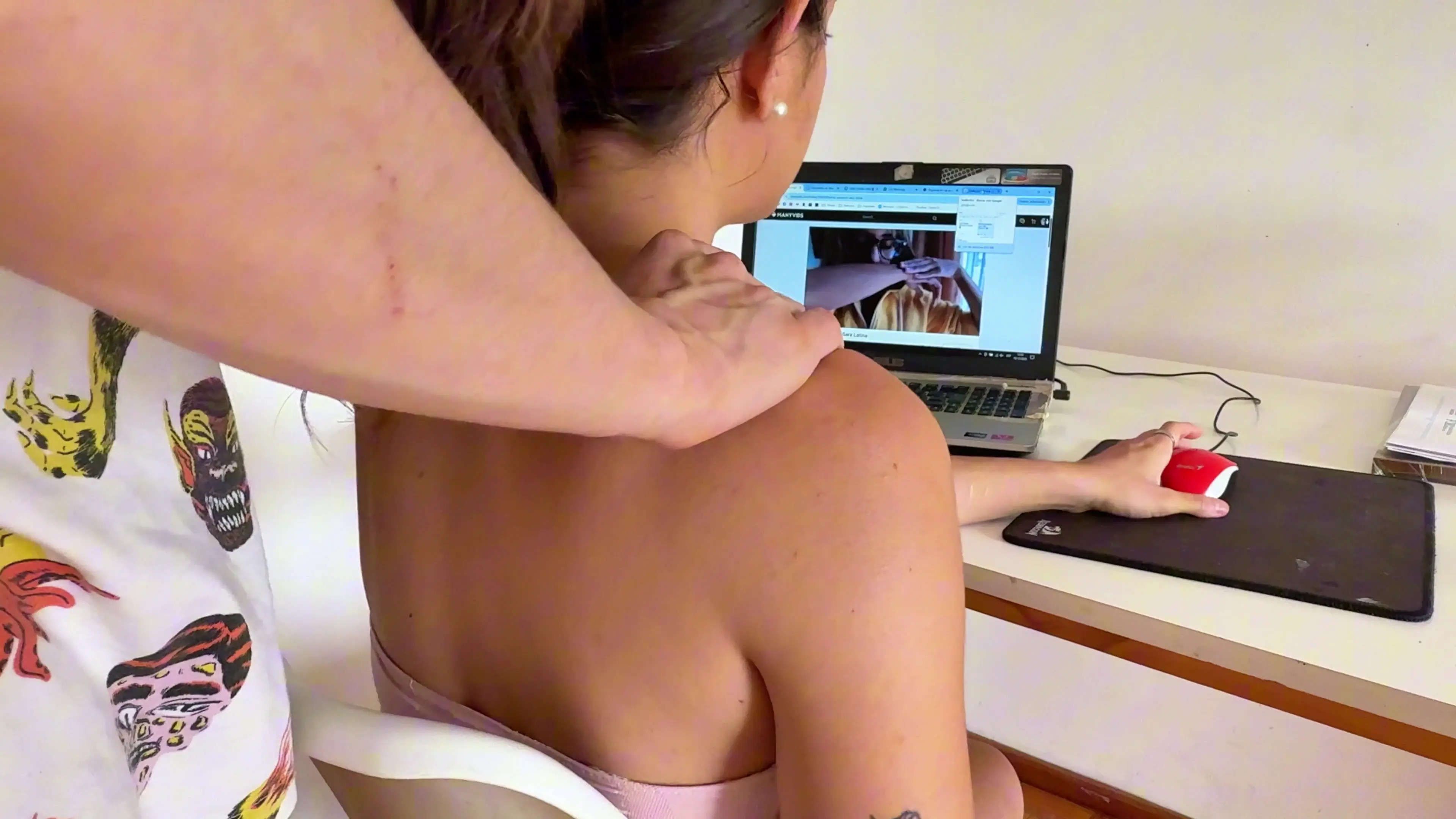 Exclusive Leak: Primiciax - Massaging my girlfriend in her back - Stream in FullHD | Hotleakxxx.com