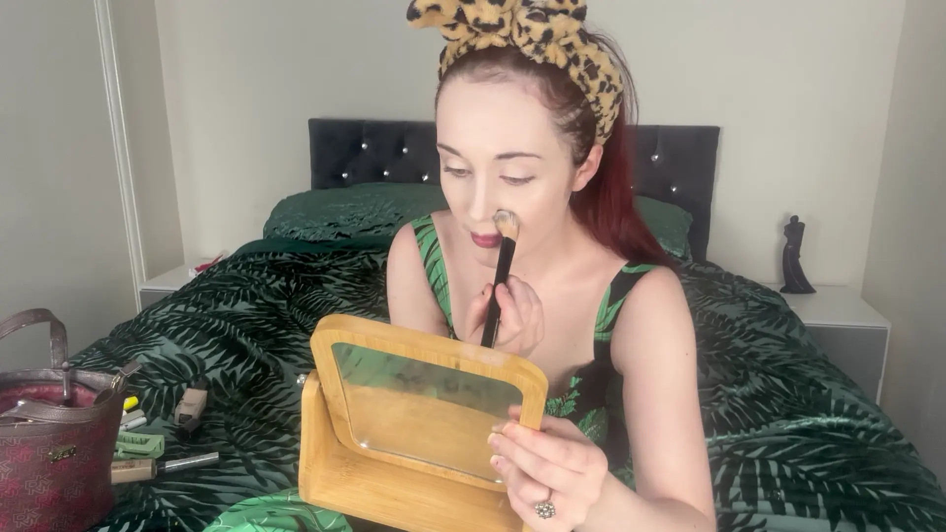 Exclusive Leak: Ellielouise23 - Doing my make up part 4 - Stream in FullHD | Hotleakxxx.com