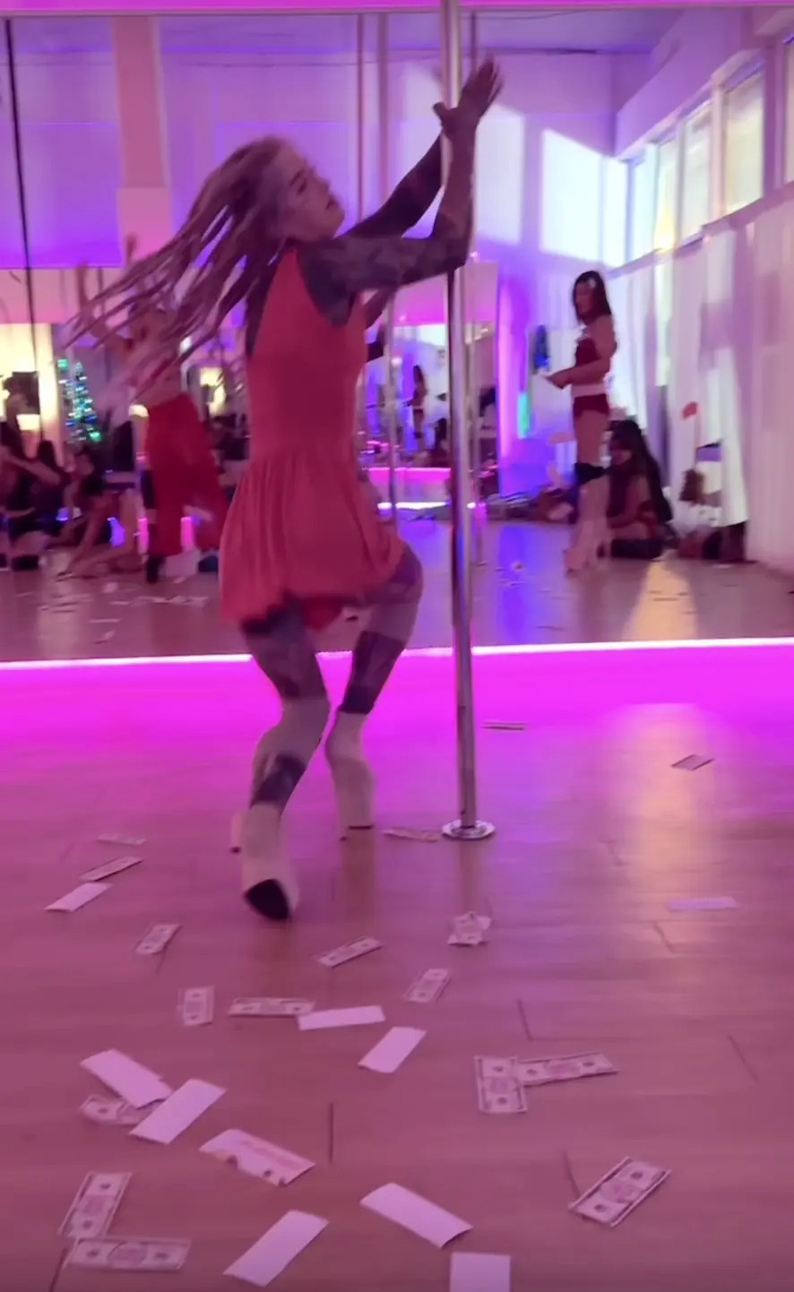 Exclusive Leak: Anuskatzz - Anuskatzz dances on the pole for you in heels - Stream in FullHD | Hotleakxxx.com