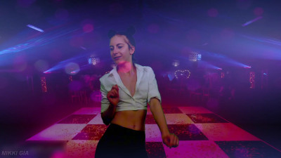 NikkiGia - Dancing to electronic music in a club