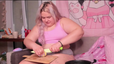 Freakcutee - I AM A LITTLE COOKING AND TALKING WITH FRIENDS