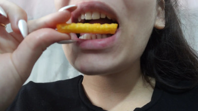 AmayaMori - I eat some chips because I deserve it and they're delicious