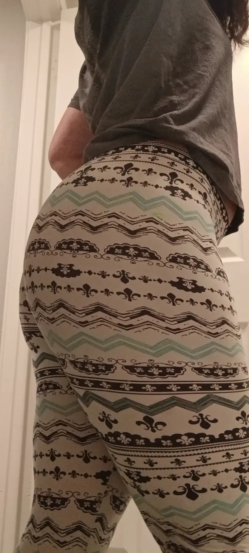 Exclusive Leak: Witchylove88 - Printed leggings on big booty - Stream in FullHD | Hotleakxxx.com