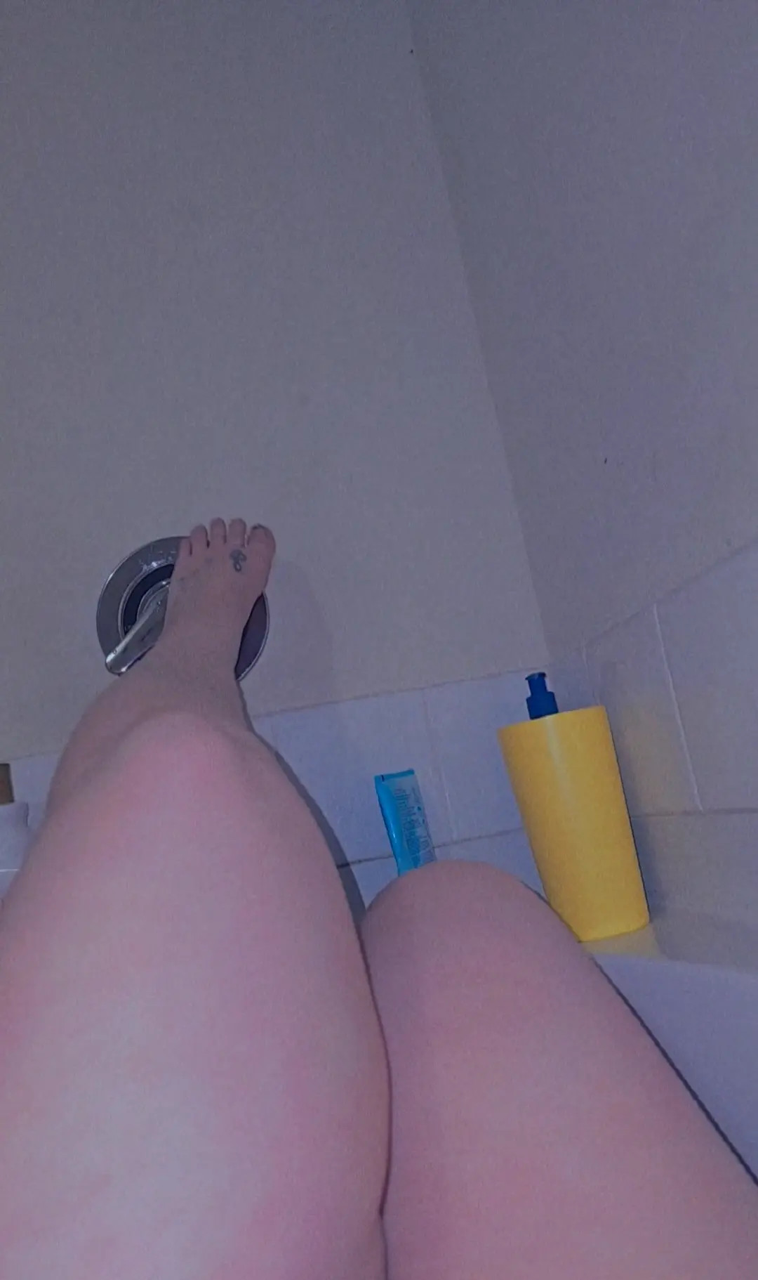 Exclusive Leak: Linzycakes - Sensually showing you the soles of my feet - Stream in FullHD | Hotleakxxx.com