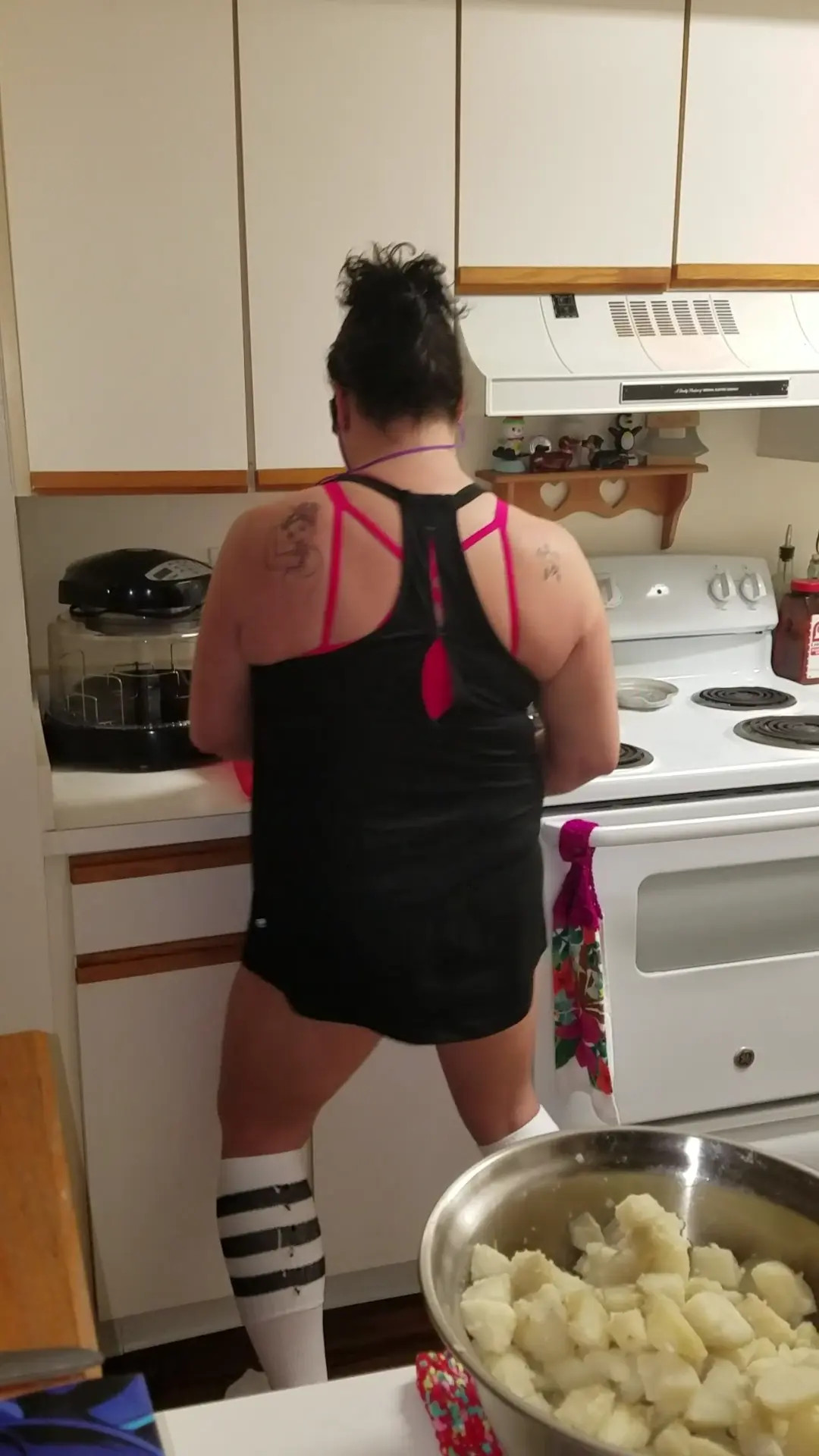 Exclusive Leak: hotmomwife0925 - Kitchen Dance Party: Cooking & Big Energy - Stream in FullHD | Hotleakxxx.com