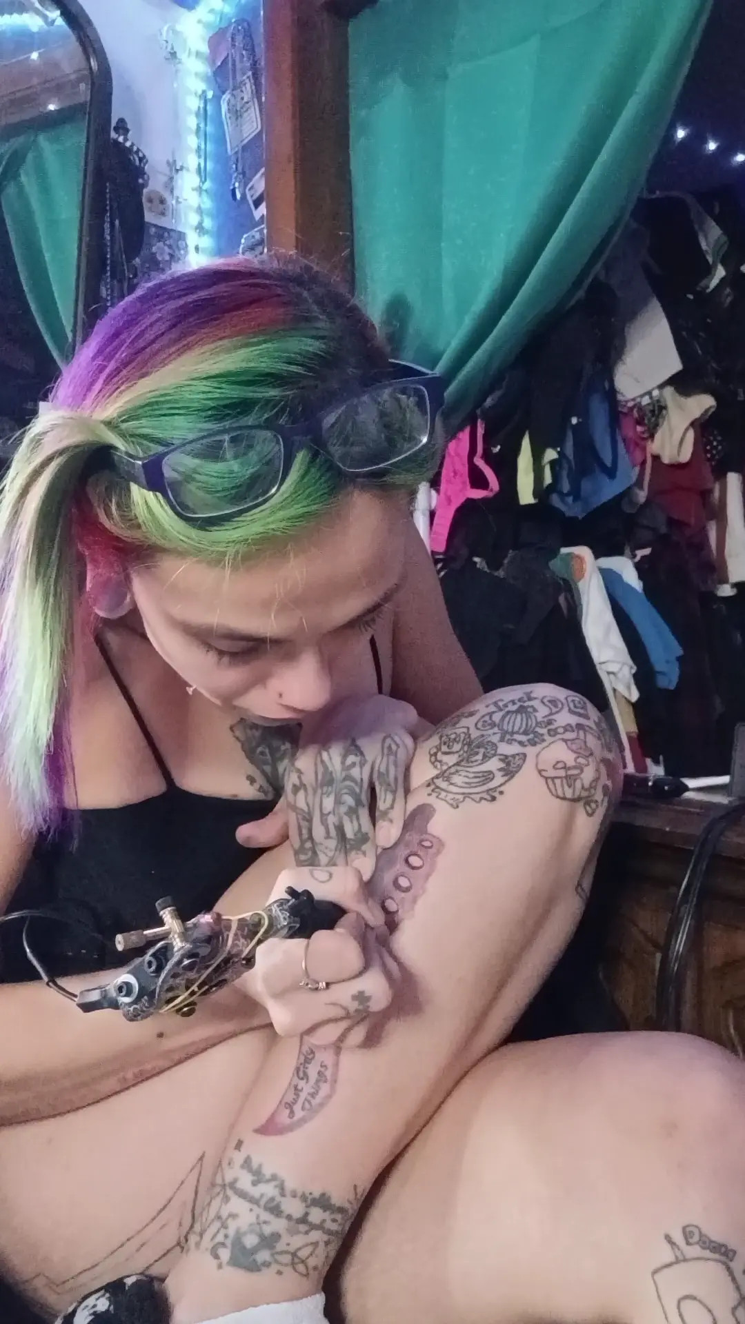 Exclusive Leak: Savage_Siren - Tattooing My Leg - Stream in FullHD | Hotleakxxx.com
